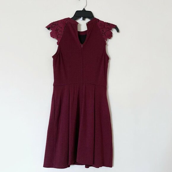 Wine color sleeveless dress - Picture 2 of 9